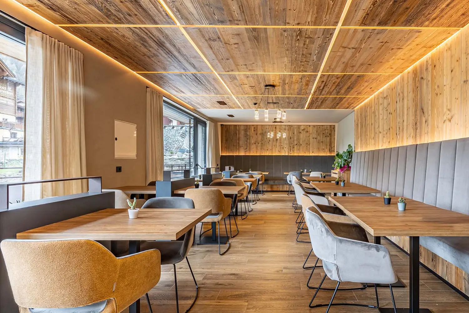 Wnętrze restauracji lub jadalni w stylu nowoczesnym od Marazzi